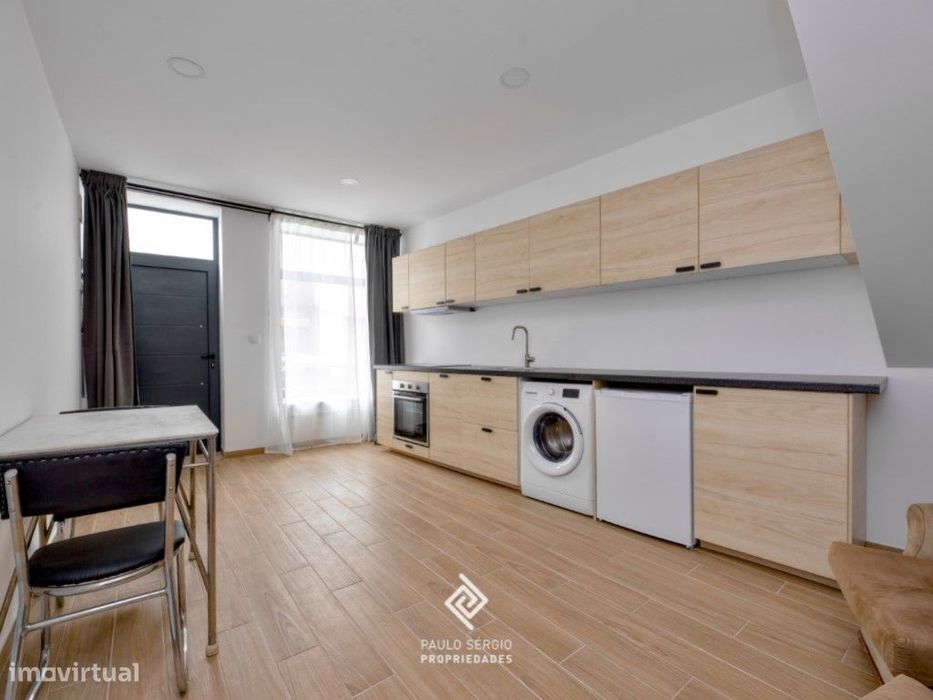 Arrenda-se casa no Porto, mobilada e equipada.