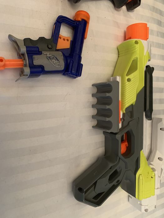 Trzy sztuki pistoletów Nerf plus 40 strzałek