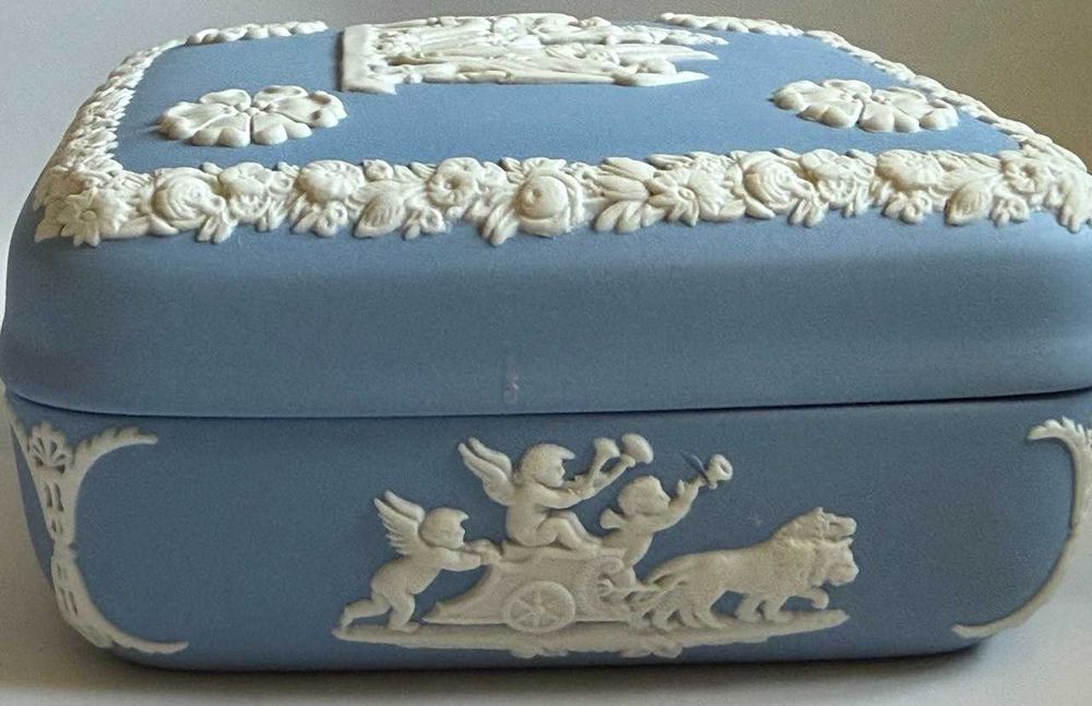 Яшмова скринька для прикрас Wedgwood Blue. Шкатулка. блакитний Веджвуд. Англія. Барельєф "Дедал та Ікар"