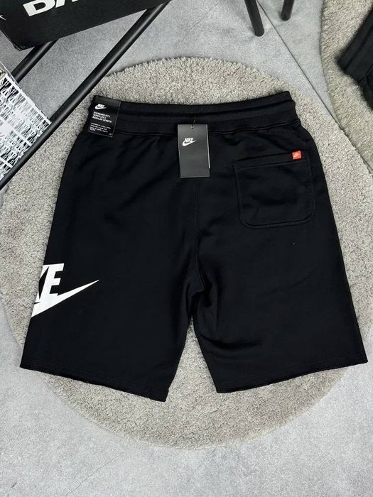 Стильні чоловічі шорти Nike