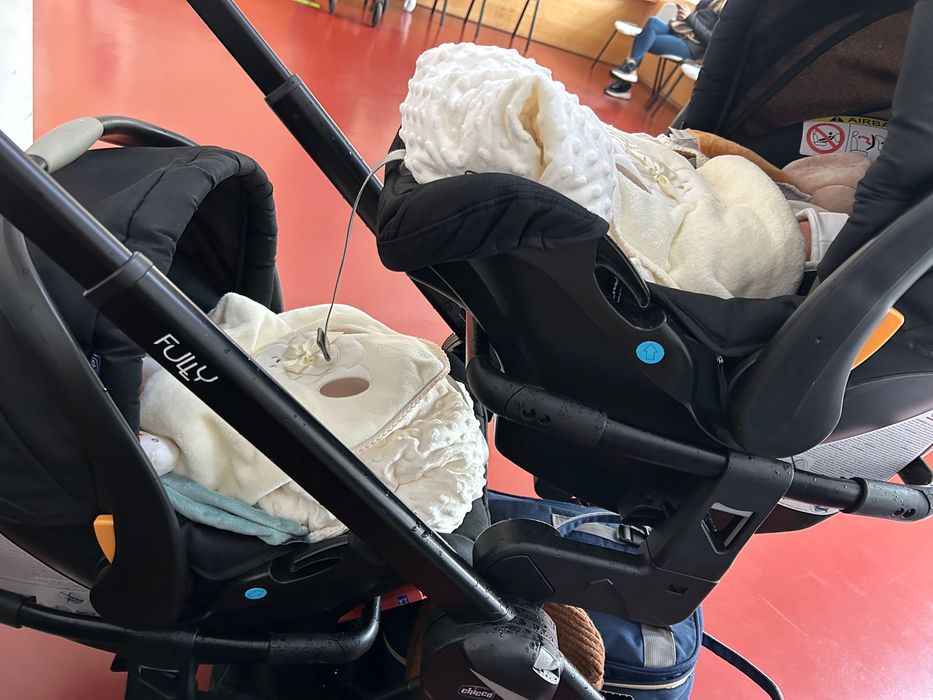 Carrinho de bebé gémeos