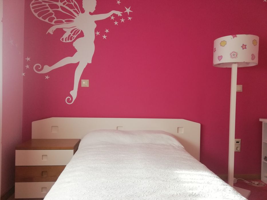 Cama solteiro e mesinha de cabeceira em madeira de excelente qualidade