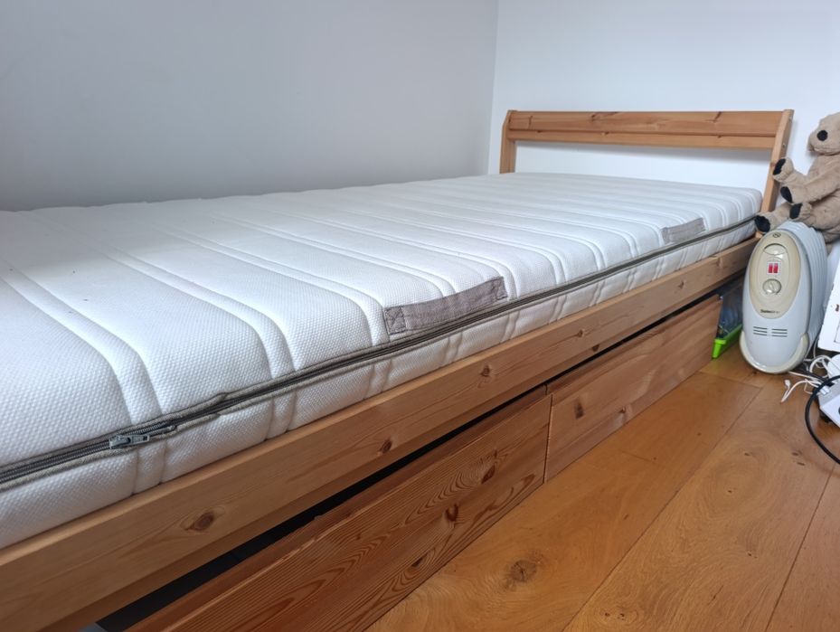 Cama de madeira solteiro ikea + colchão