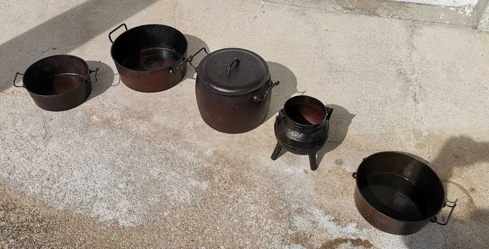 Panelas em ferro antigas