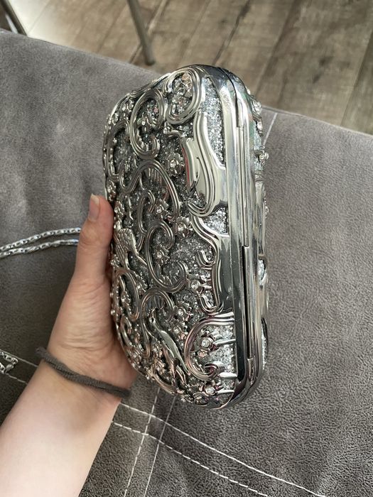 Вечірній клатч з металевим каркасом