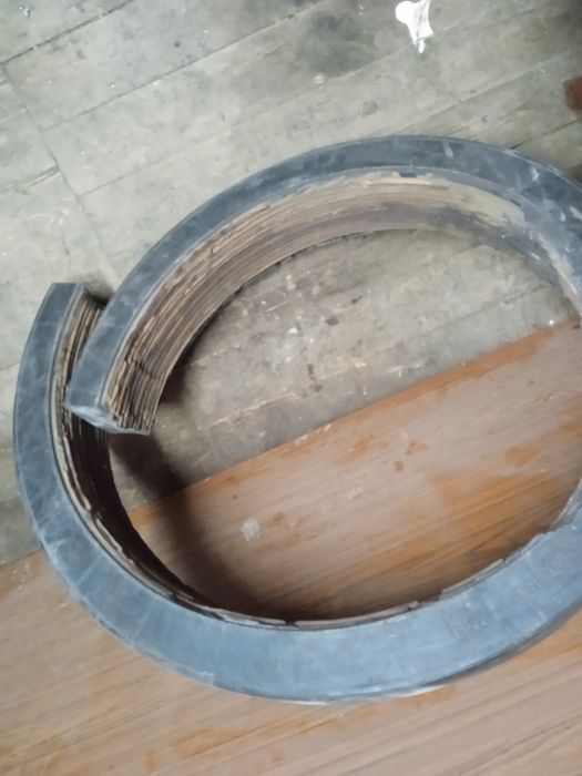 Резина товщиною 7 сантиметрів шириною 12 сантиметрів