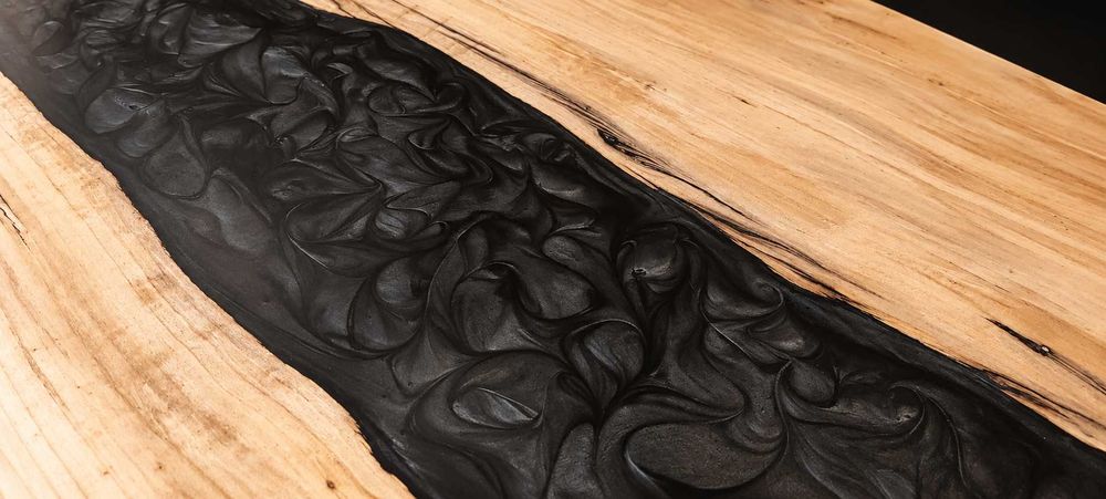 Mesa Artesanal de Madeira e Resina Epóxi de Deep Pour