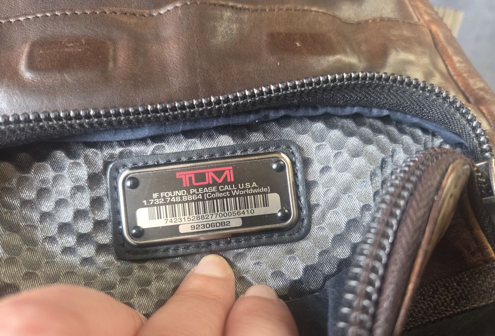 Mala a tiracolo TUMI - com uso moderado