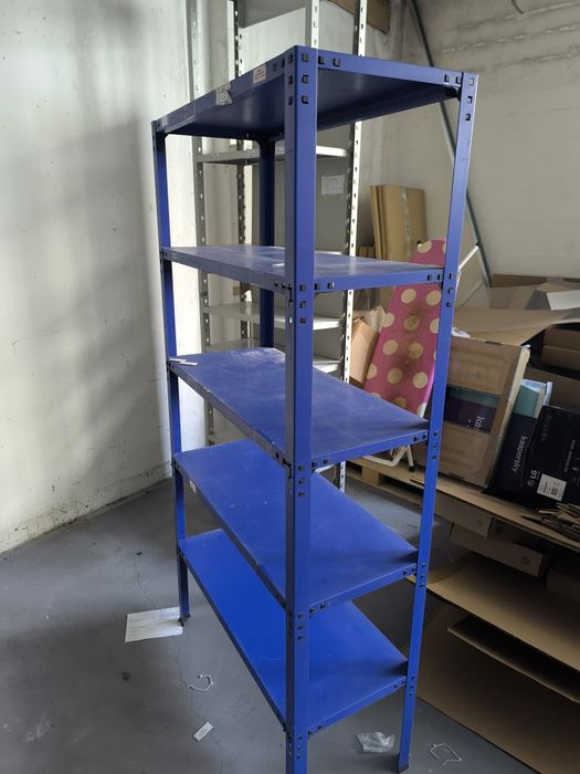 Estantes  azuis metálicas