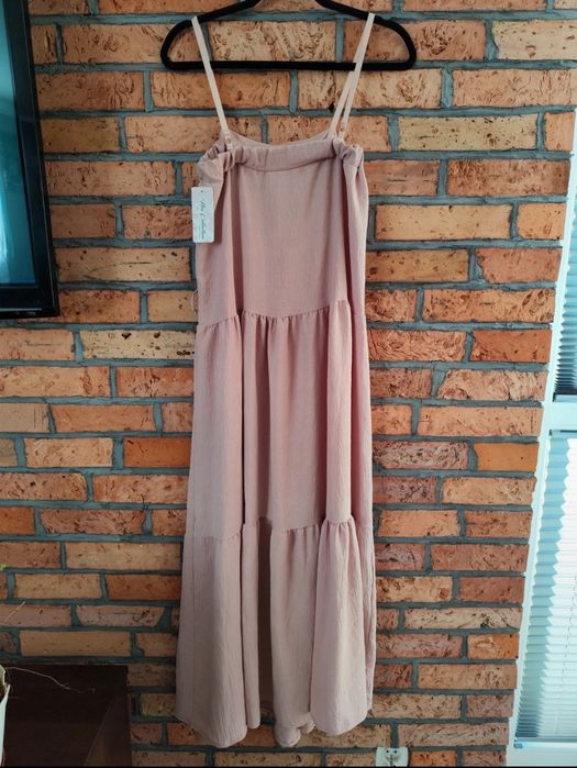 Sukienka na regulowanych ramiączkach