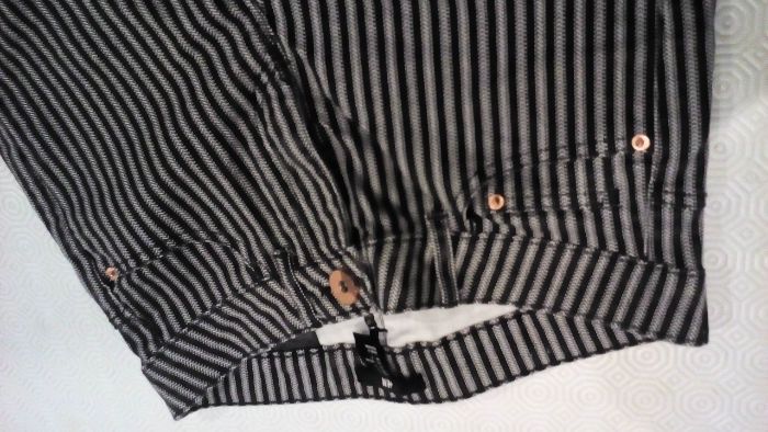 H&M - Calça de ganga - preta, com padrão "espinhas" - tamanho 34 - H&M