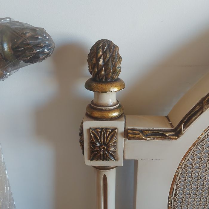 PECHINCHA, URGENTE, VENDA RÁPIDA: Cama de casal muito antiga e rara, peça de antiquário, como nova.