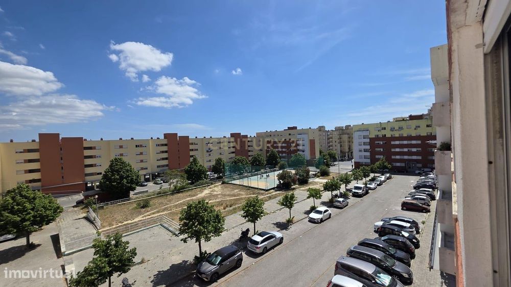 Apartamento T2  no Pragal / Monte Caparica com 2 elevadores e ótimo ac