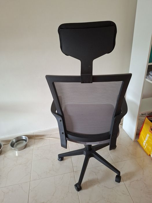 Secretária e estante com cadeira