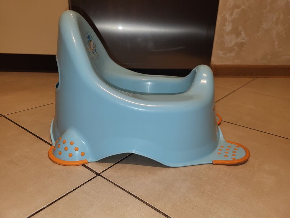 Nocnik jasno niebieskim dusty antypoślizgowy