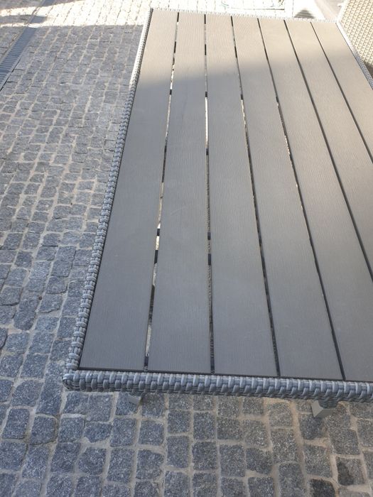 Mesa de jardim como nova