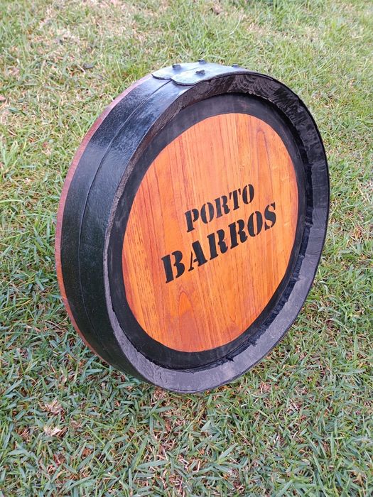 Topo de barril "PORTO BARROS" em madeira de carvalho com aros metálicos
Medidas: 50/10cm topo 
Exemplar estado de conservação