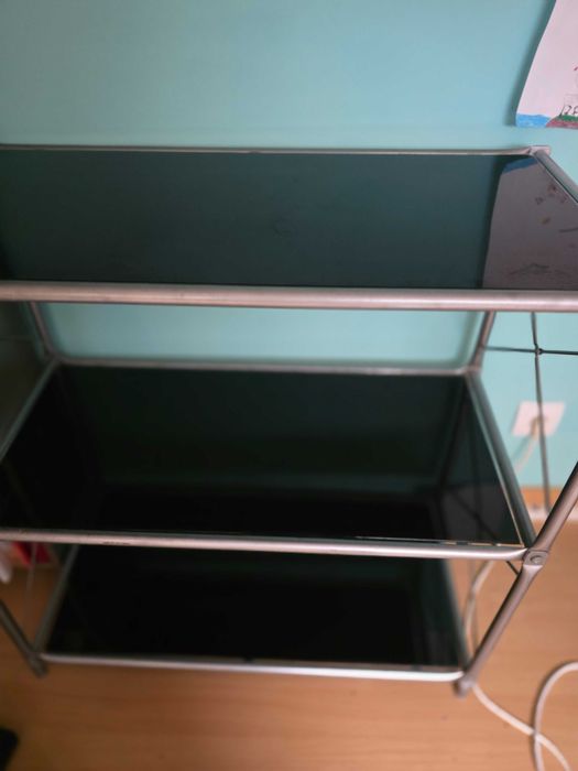 Estante em vidro preto