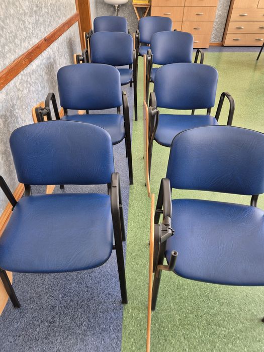 Krzesła z pulpitem  24 sztuki