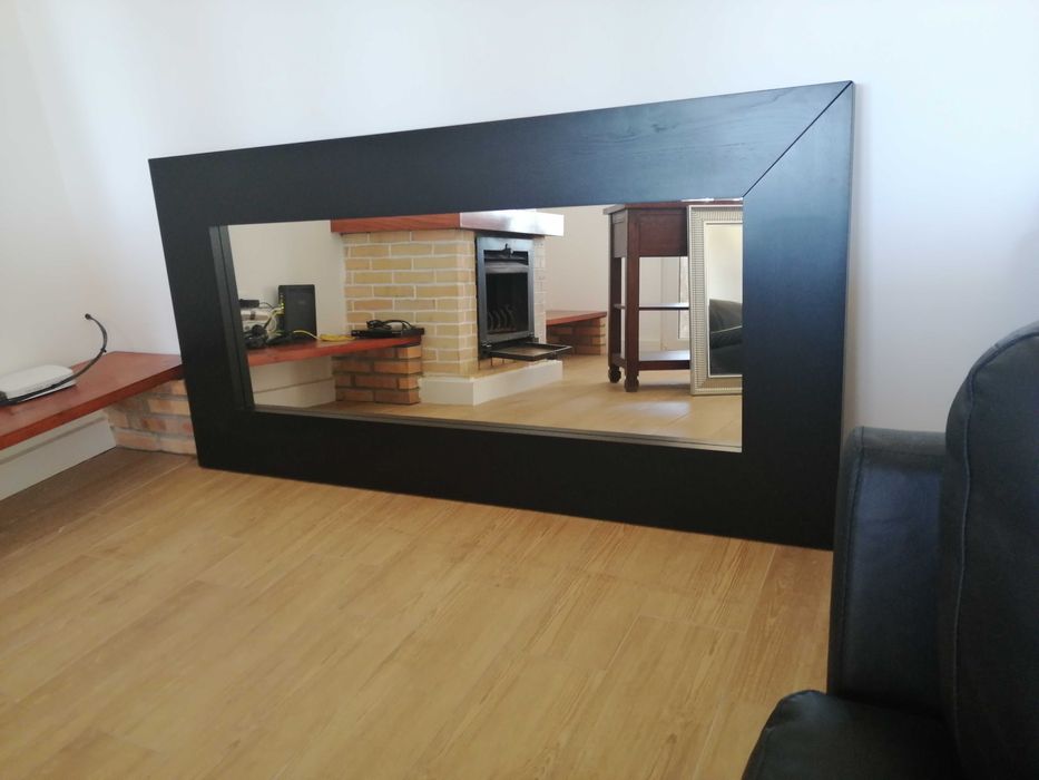 Espelho de parede com moldura em madeira (preta)