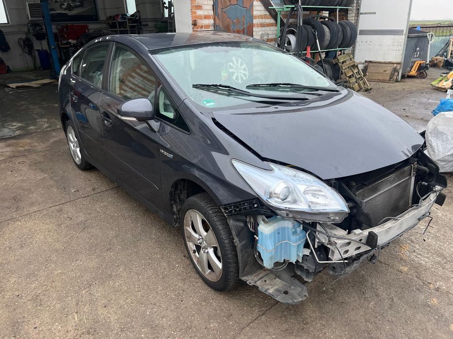 Toyota Prius 2010 1.8 hybryda kolor 8v1  na cześci
