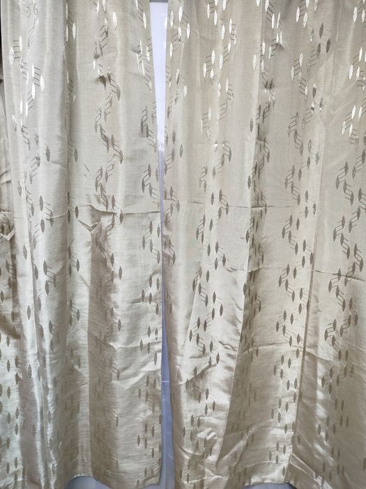 Штора с люверсами и лентой для крючков.