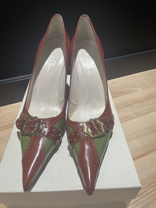 Szpilki z ozdobnym paseczkiem