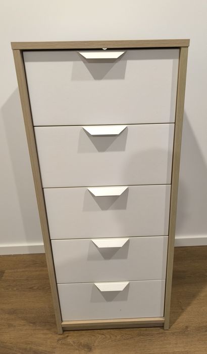 Cómodas e mesas de cabeceira IKEA Askvoll