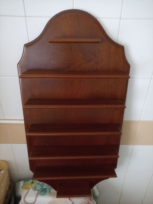 Estante de parede em madeira maciça