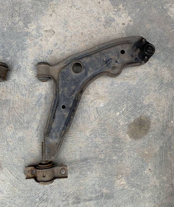 Цена за комплект. Рычаги левый и правый skoda felicia 1.3