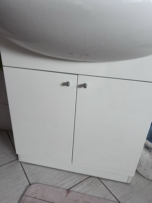 Dwie szafki łazienkiwe umywalka kran