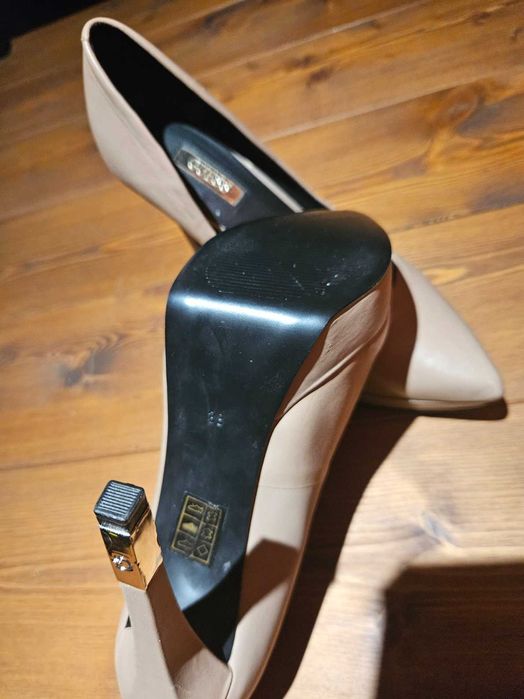 Szpilki Guess 38 kremowe