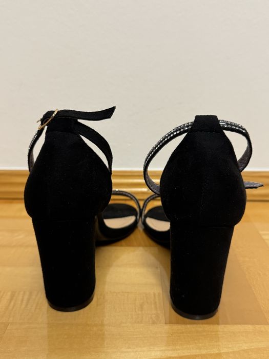 Czarne buty na obcasie