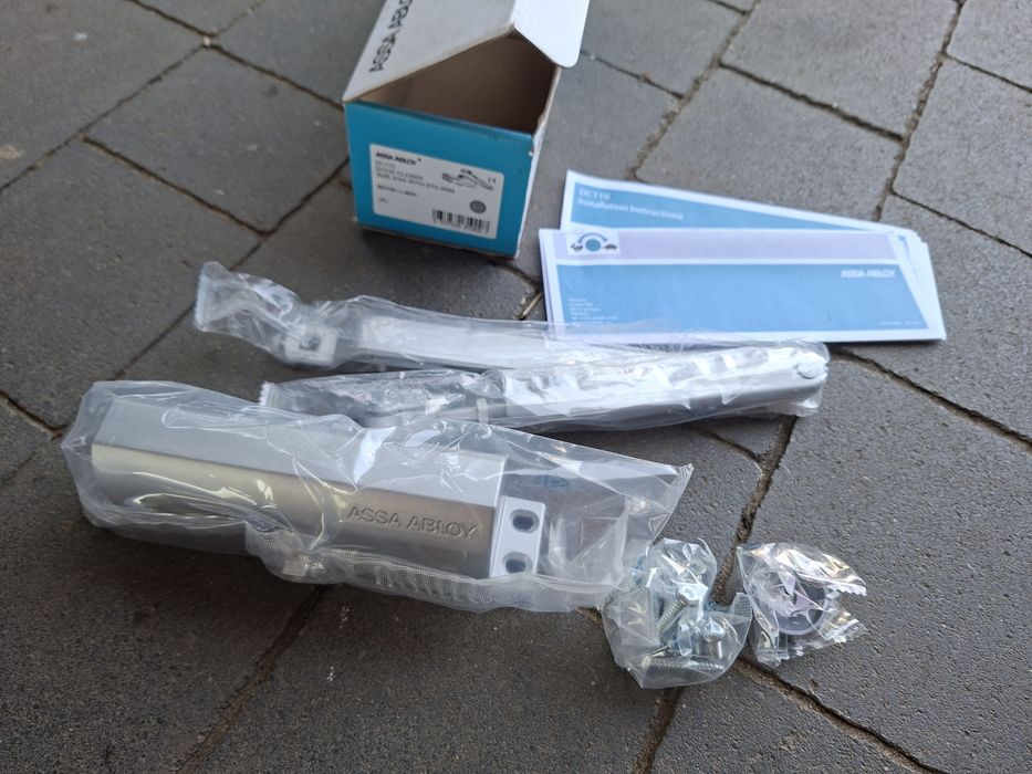 Samozamykacz Assa Abloy dc110 srebrny