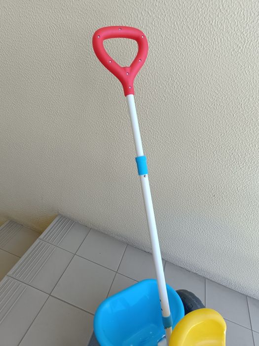 Triciclo Feber com cinto de segurança e puxador removível e ajustável