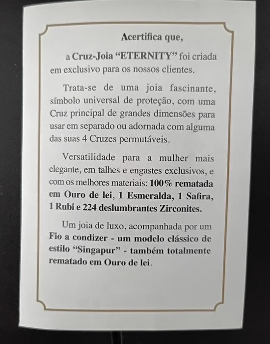 Cruz Joia de Ouro de Lei, Esmeralda, Safira, 1 Rubi e 224 Zirconites.