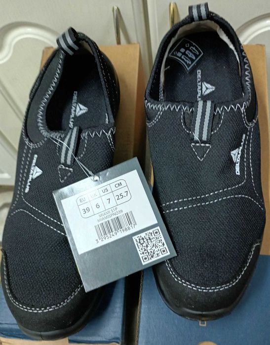 Buty robocze z metalowymi noskami .