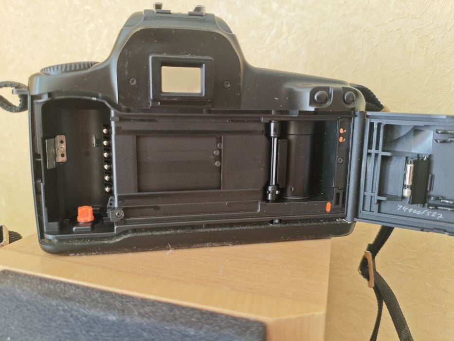 Фотоапарат Canon EOS 1000f