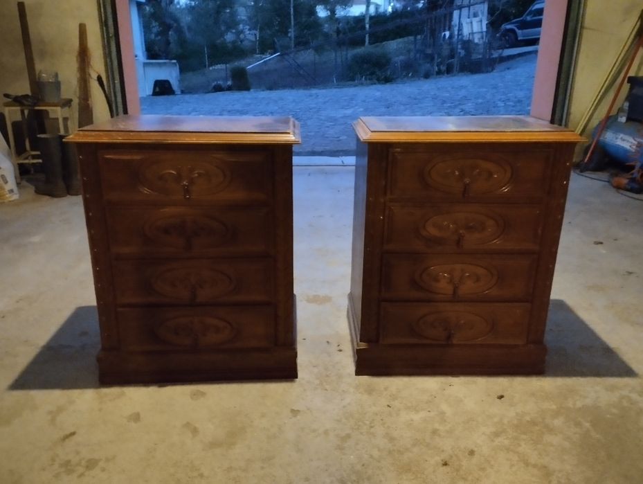 Vendo este quarto , cama, duas mesa de cabeceira, comuda com espelh