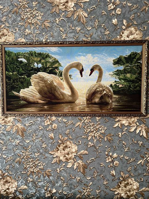 Продам картину два лебедя