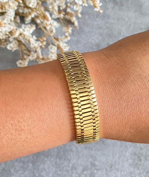 Pulseira dourada, em aço, grossa e com extensor