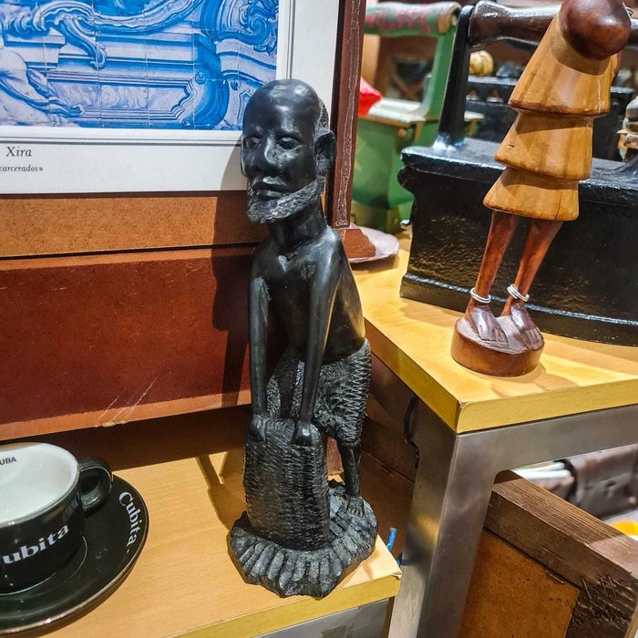 Escultura Africana Madeira – Figura Masculina com Saco (23,5×6,5×8 cm)