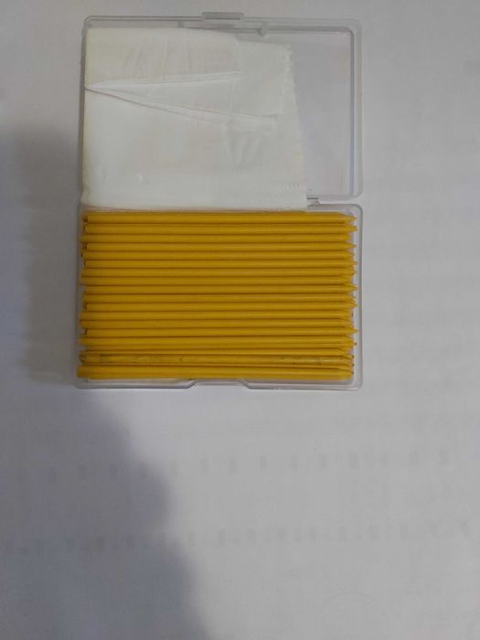 Lapiseira  com minas amarelas
