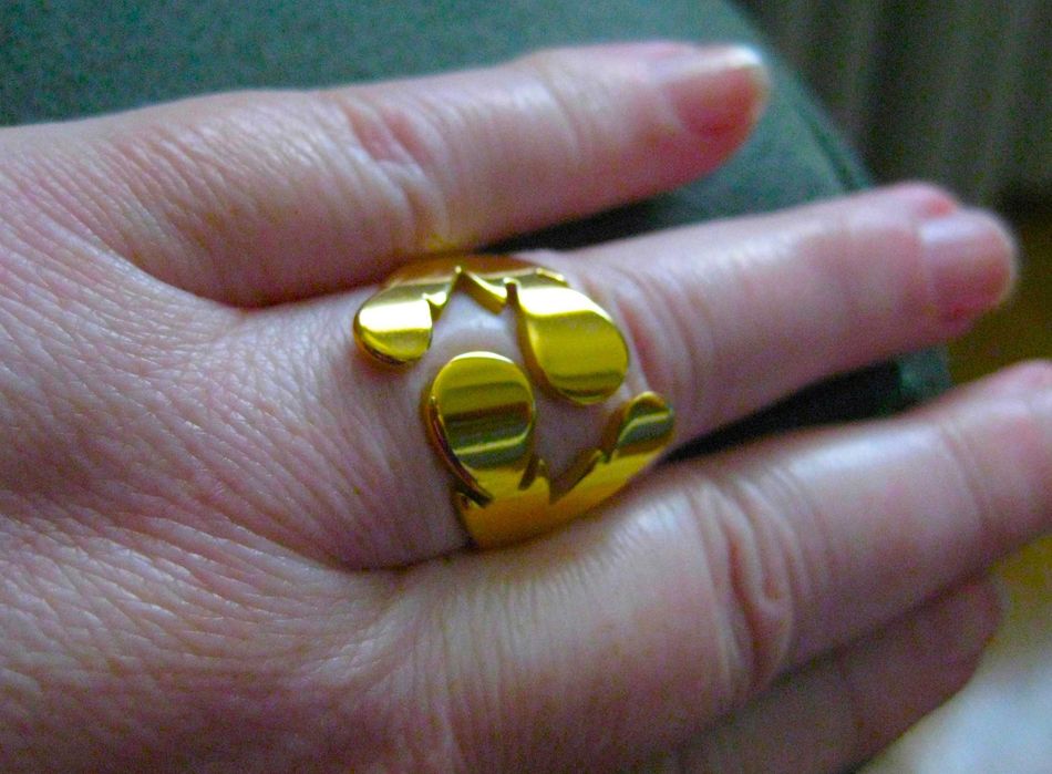 Anel Aço Dourado Abraço NOVO - Saldo