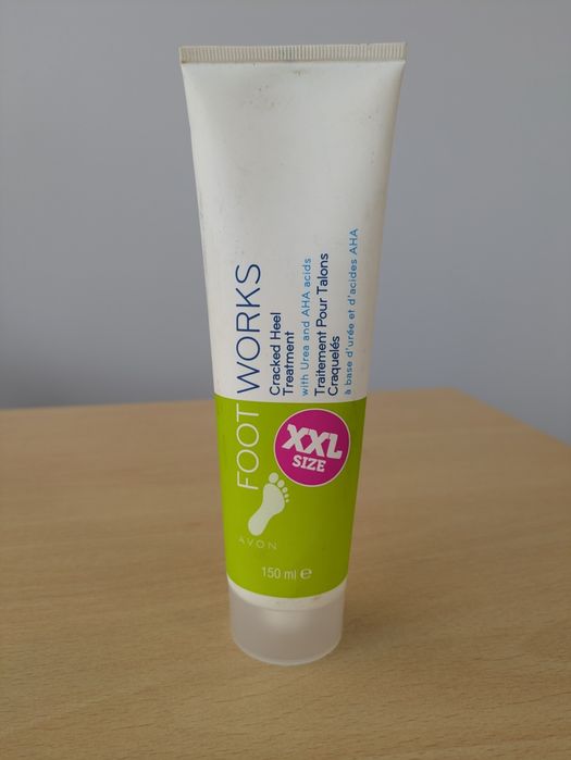 Avon FOOT WORKS Regenerujący krem na spękane pięty z mocznikiem i kwasami AHA