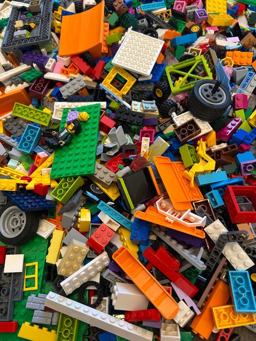Klocki Lego mix 2 kg plus skrzynia Lego gratis