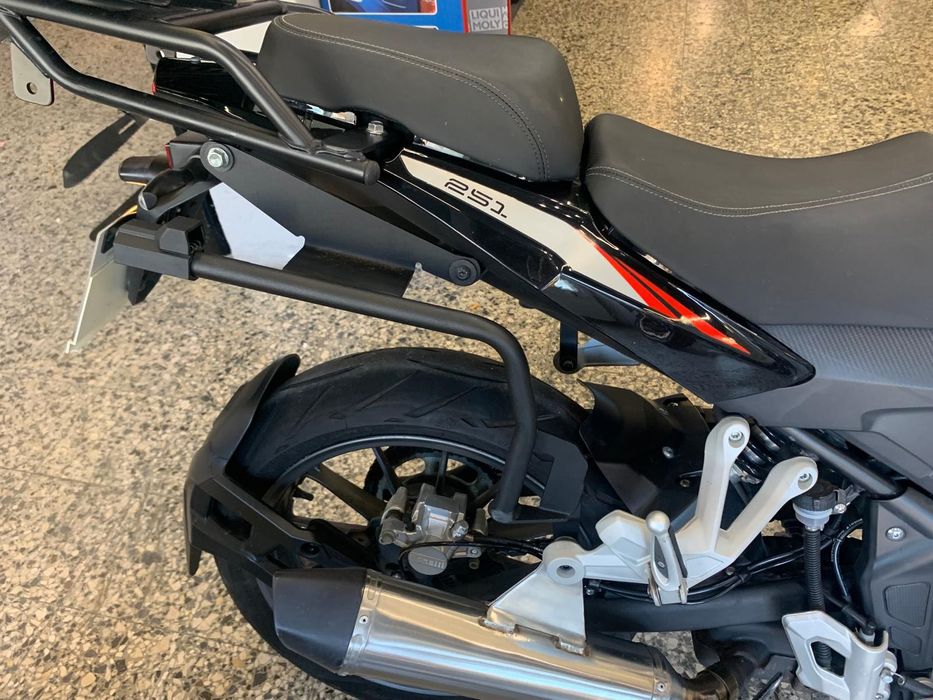 Benelli TRK 251 de 2021 com Top case e Malas Laterais. 3357 Kms