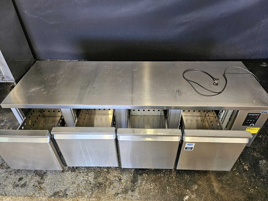 Bancada refrigerada com 4 gavetas