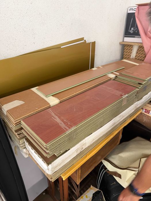 Piso laminado (parquê) usado à venda — lote em bom estado, cor mogno/avermelhado