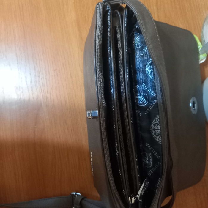 Сумочка женская на ремешке.